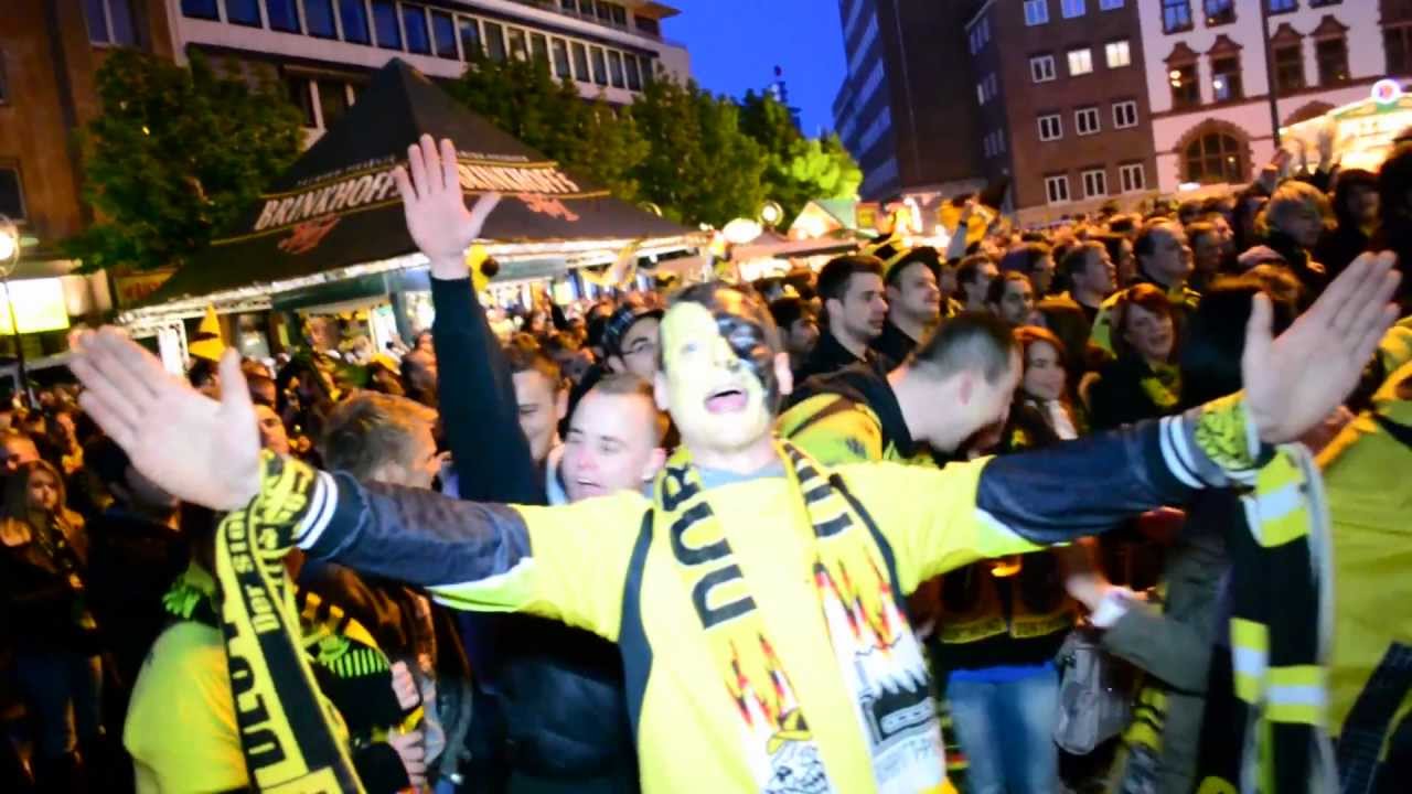 Dortmund 12.5.2012 BVB-Fans feiern in der Dortmunder City beim Public Viewing