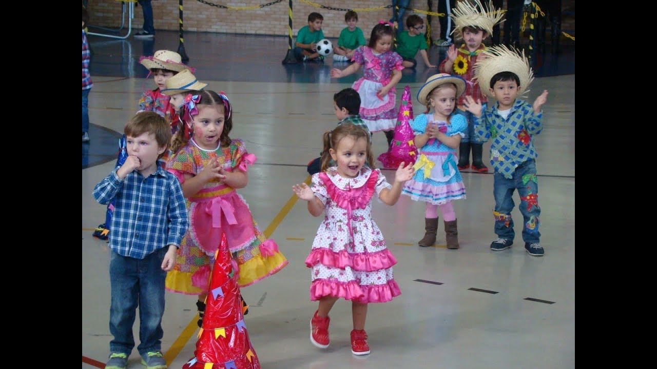 Maternal B,C e D Dança das Bandeirinhas
