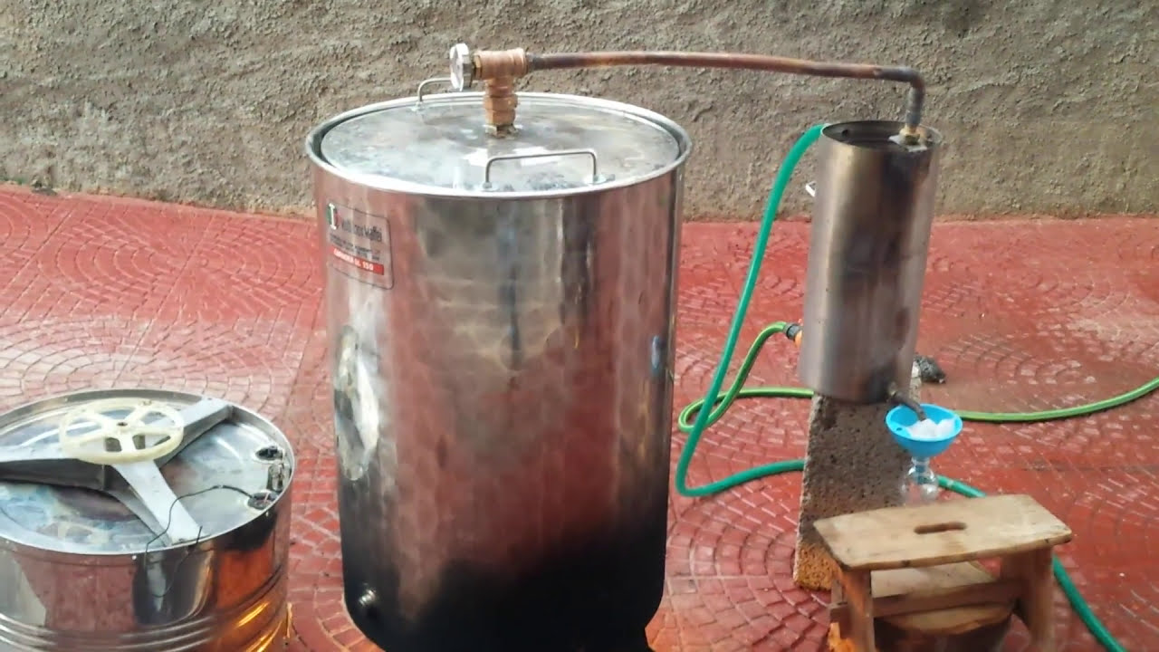 Primo avvio alambicco artigianale per pulizia.