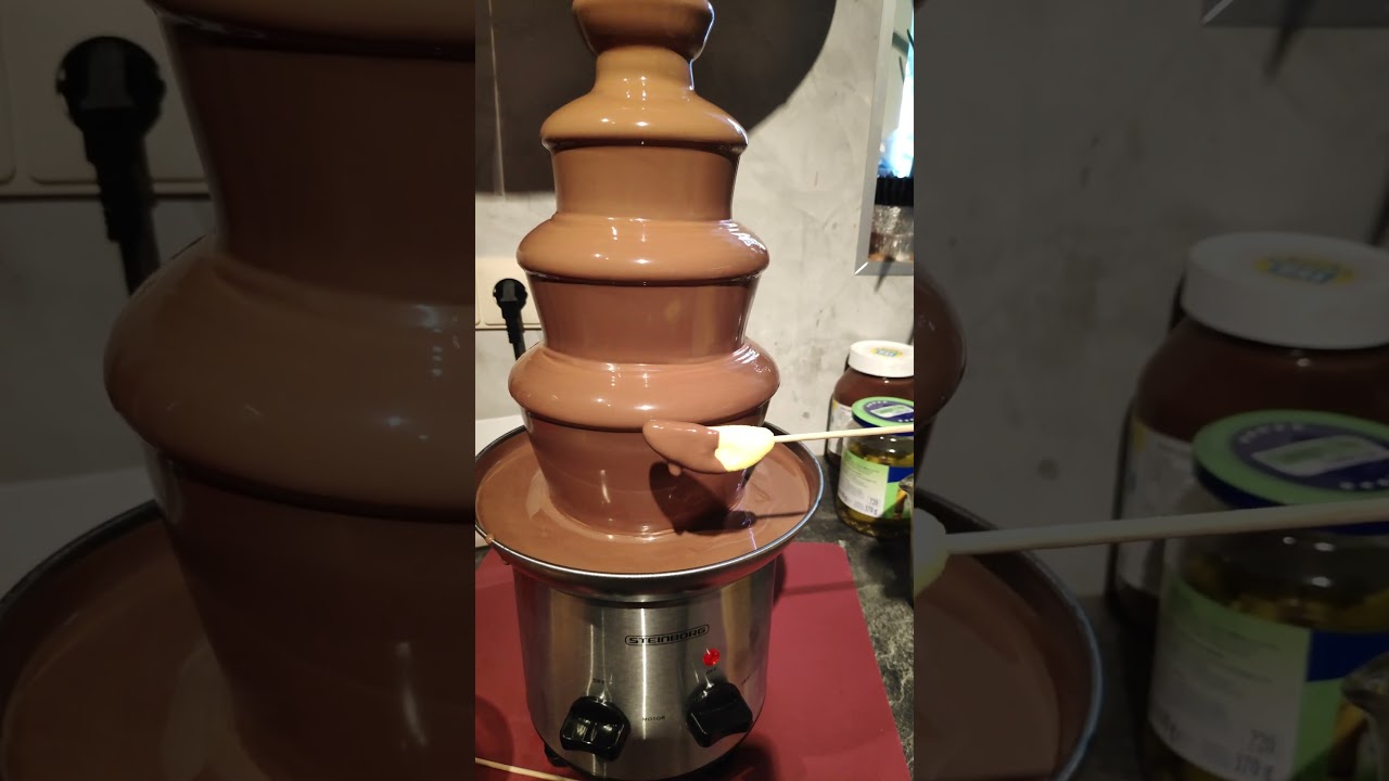 Schokobrunnen mit Callebaut Kuvert&uuml;re Belgian Chocolate Callets / Chocolate fountain