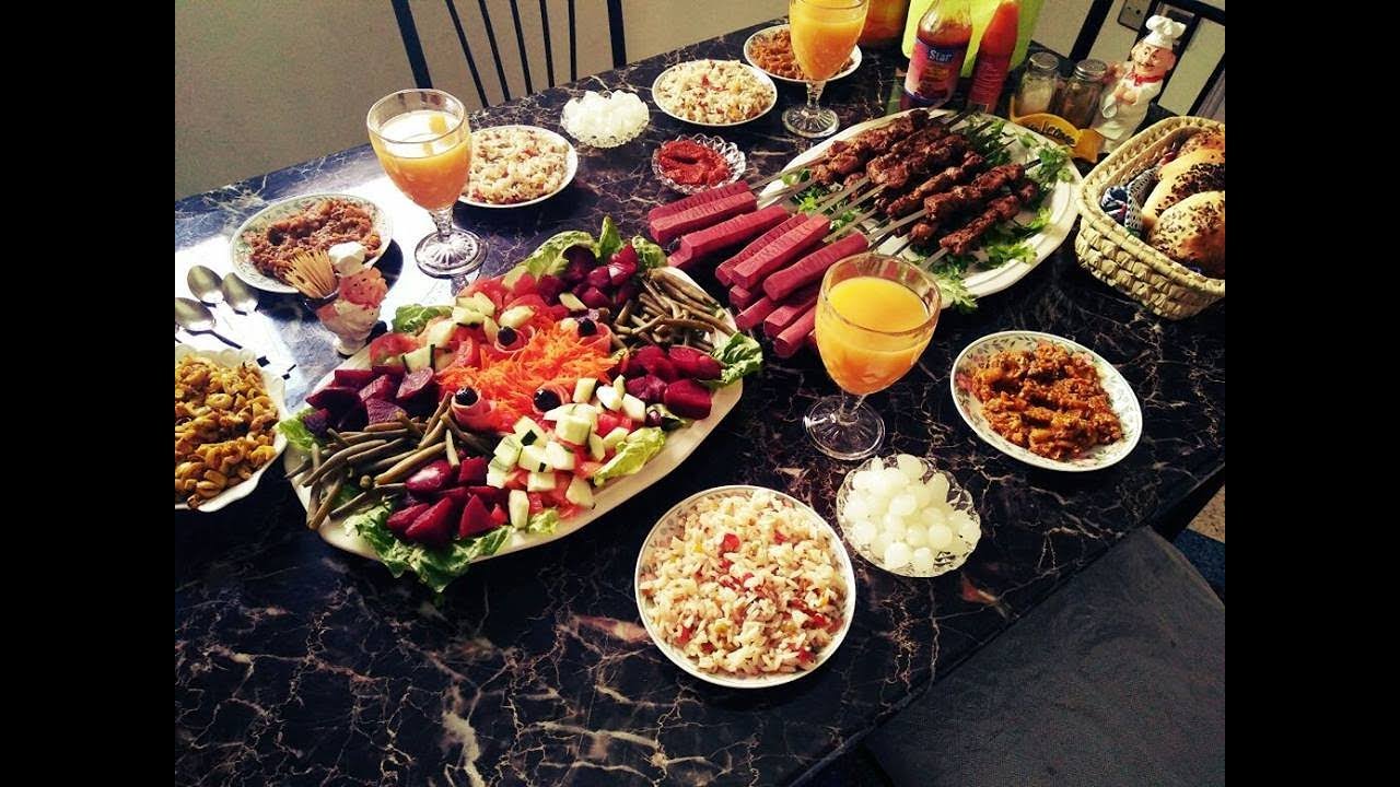 قطبان اللحم المشوية مرافق بسلطة الأرز الشهية