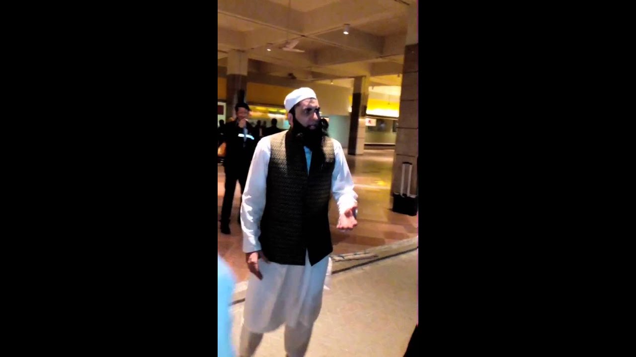 Junaid Jamsheed at Islamabad Airport 3