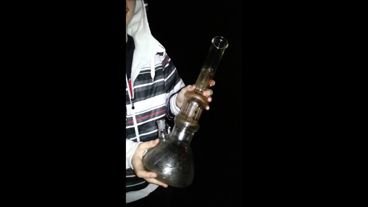 Smashing double perk bong