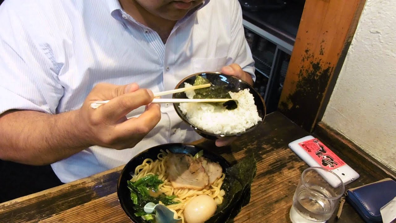 家系ラーメン　味濃いめ　油多め　ライス大盛り