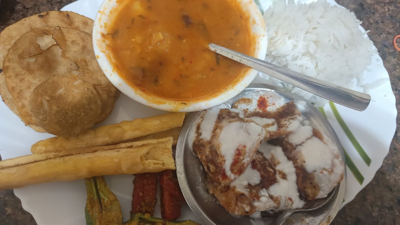 Sunday Special: Aloo ki sabji aur udad dal ki bedmi | Tasty recipe by Urmila's Kitchen