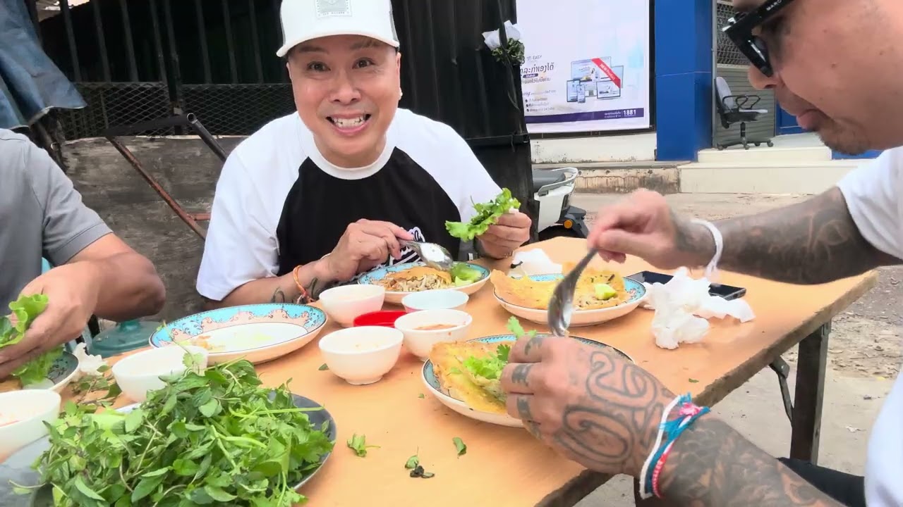 Eating that good Ban Xeo in Dongpalan.