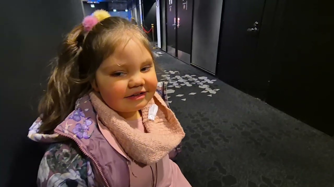 Käytiin leffassa 🍿 Kokemus ei ollut kovin hyvä, mutta Venni piti hermonsa kurissa 🥲