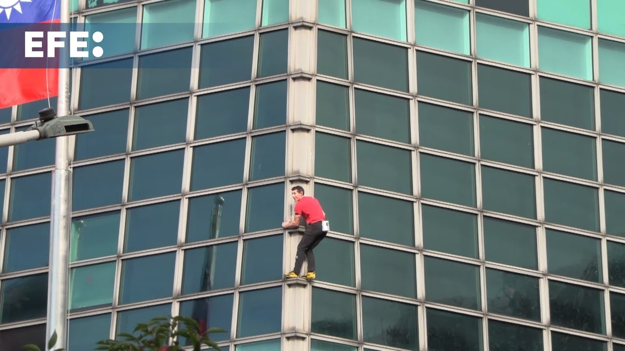 Alex Honnold hace historia al escalar el Taipei 101 sin cuerdas ni arn&eacute;s
