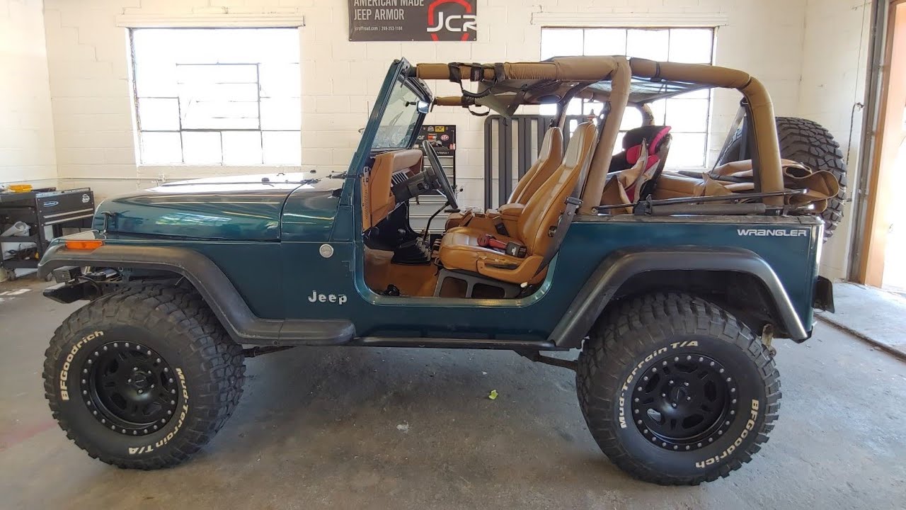 Jeep Wrangler YJ: Как опустить лобовое стекло и заменить уплотнитель капота.