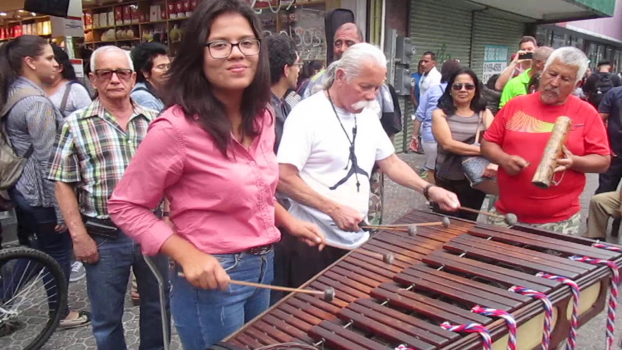 MARIMBA POR DOS GENERACIONES.... en el Boulevard de la Avenida Central, San José, Costa Rica.