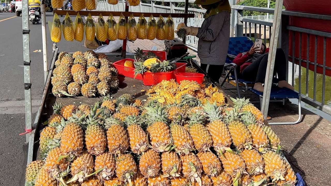 Hardworking Lady Pineapple Cutting Skills - Vietnamese Street Food