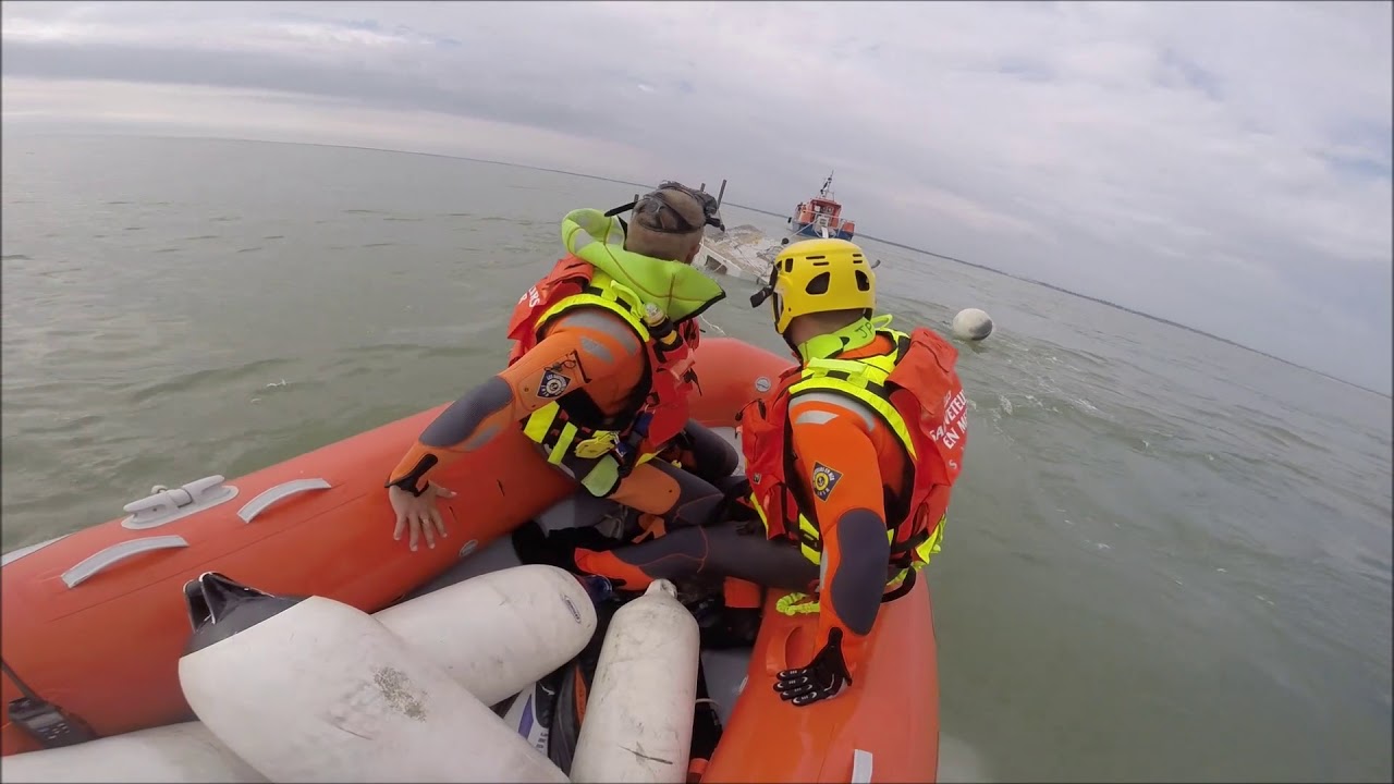 Sauvetage d'un marin pêcheur & de son navire chaviré par la SNSM Cap d'Agde