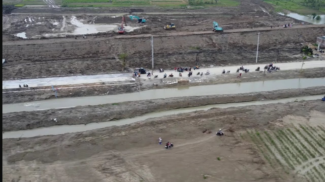 H24 Sore Jalan Putus Wareng Demak, Beberapa Pemotor Nekad Lewat Persawahan (110326)