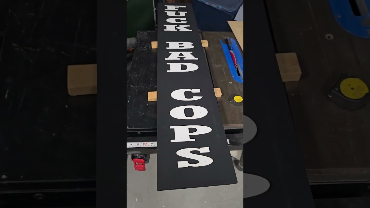 Моя новая табличка на крыльце "К чёрту плохих копов!"