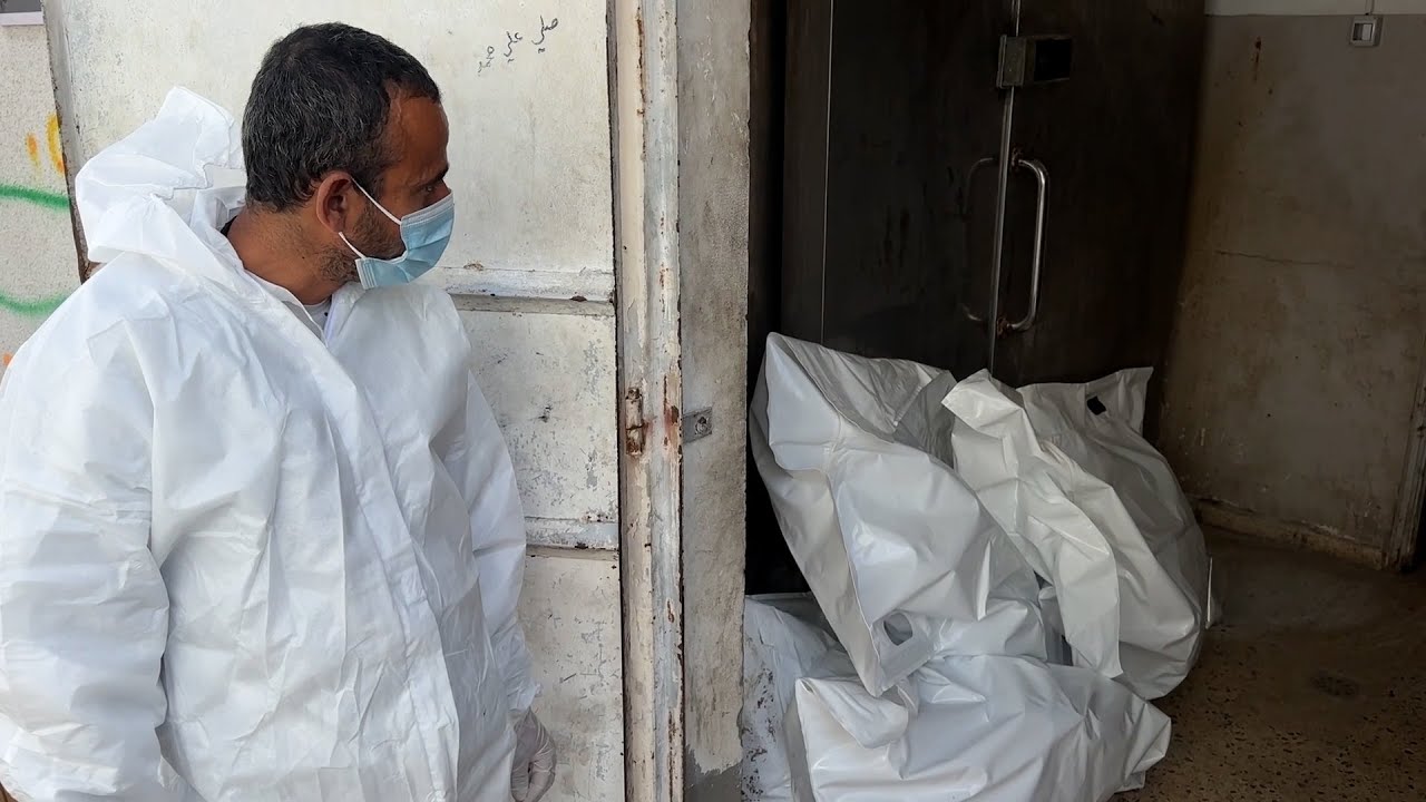 فحص جثامين شهداء للتعرف على أصحابها في مستشفى الشفاء بمدينة غزة