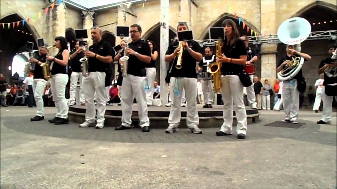 Fanfarre Sugarri interpretando el pasodoble 