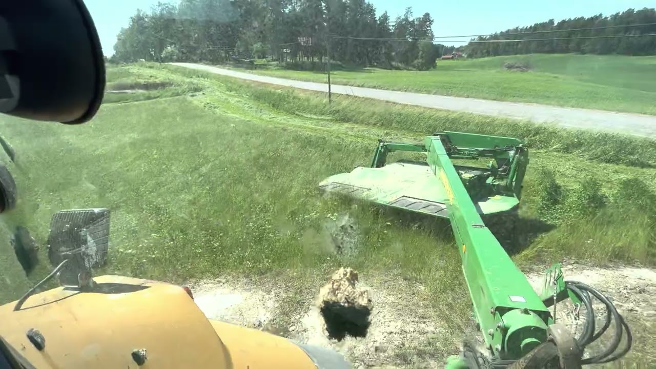 John Deere 735.