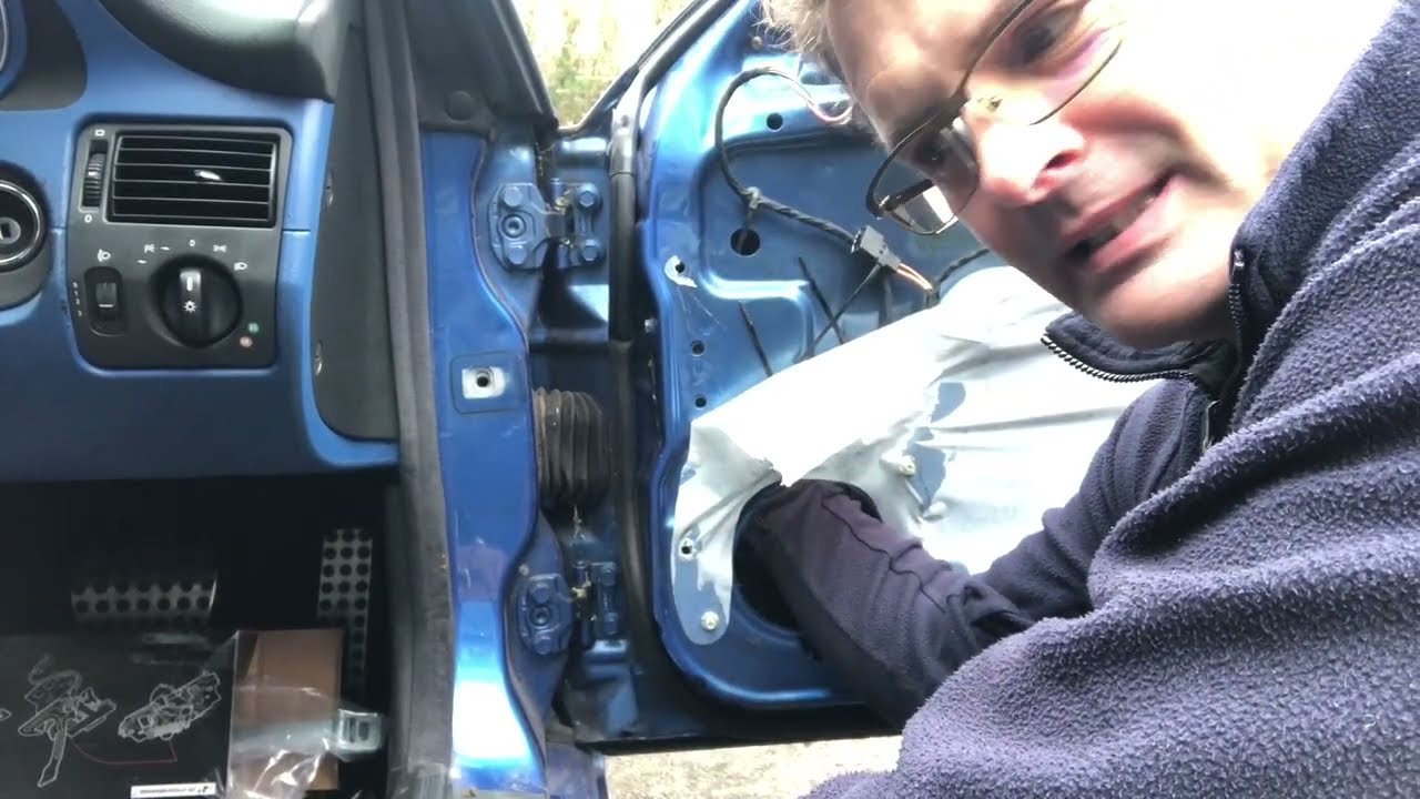 Замена фиксатора двери Mercedes SLK R170. Видео реставрации № 43.