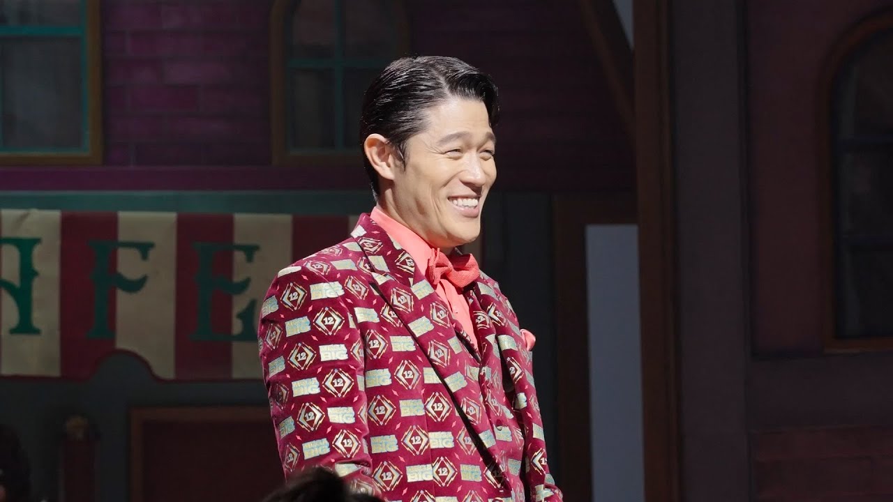 鈴木亮平、お茶目なアドリブにスタッフが爆笑！外国人キャストと英語でおしゃべりする場面も！？　『MEGA BIG』新CM＆メイキング