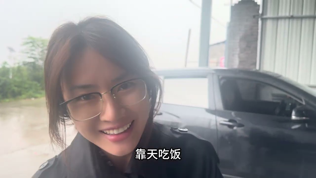 一早冒着雨去仓库 看阿姨们分拣猕猴桃 只有亲自看着小月才放心