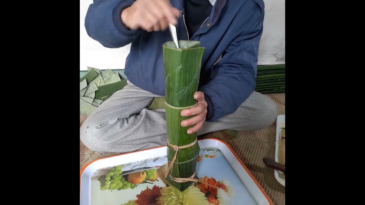 Cách gói bánh tét truyền thống của người Huế.