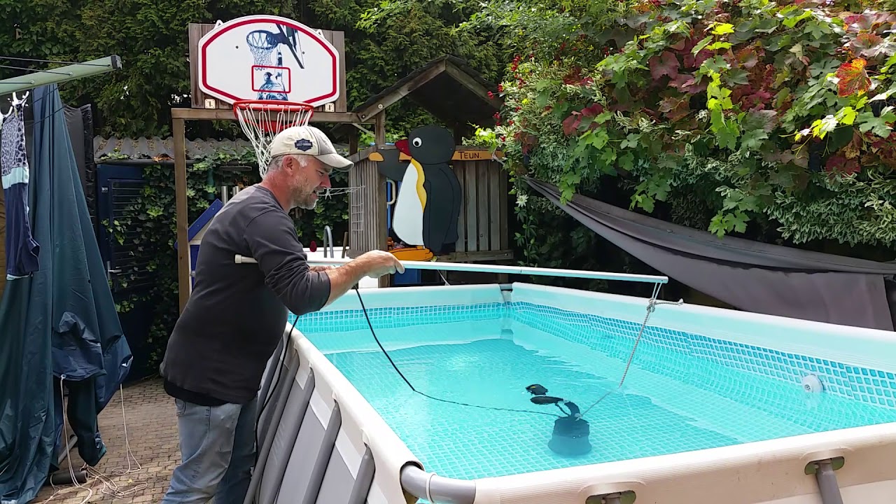 Zwembad schoonmaken, Cleaning swimming pool with submersible pump.