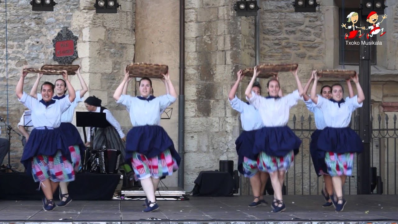 201408060107 Ortzadar Euskal Folklore Elkartea 2014ko Andre Maria Zuriaren jaietan Gasteizen
