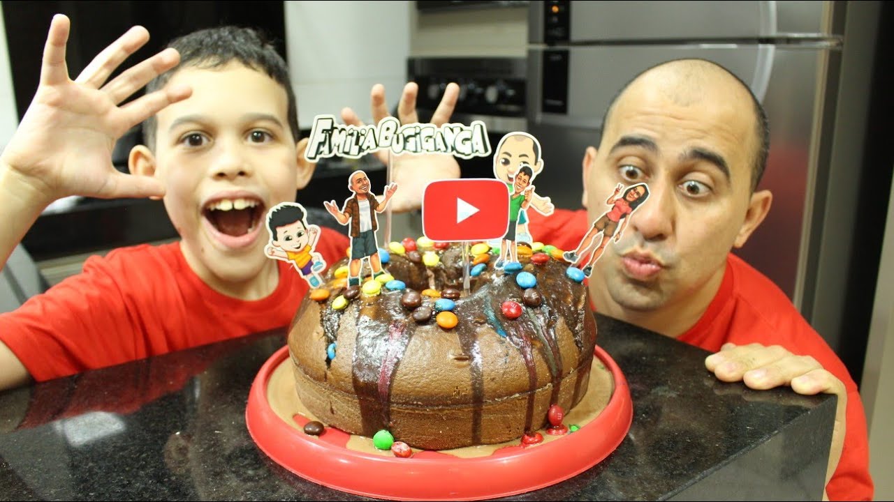 FAZENDO BOLO DE CHOCOLATE - Família Bugiganga na Cozinha