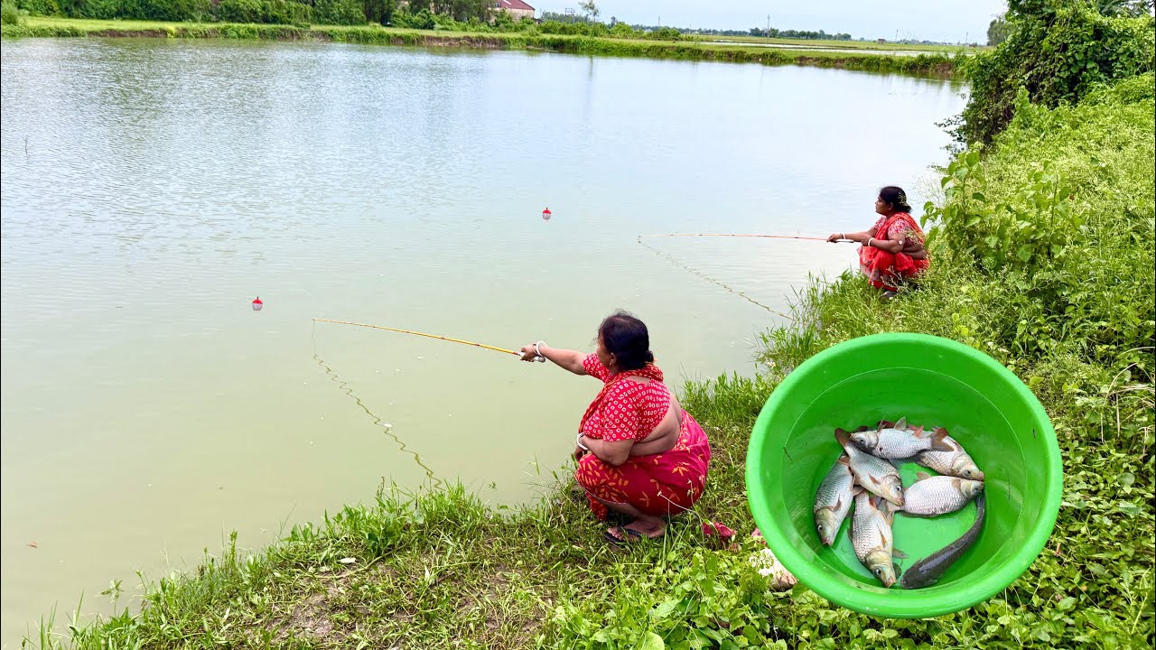 Fishing video🐠🎣 || Great experience of fishing with women in the village pond