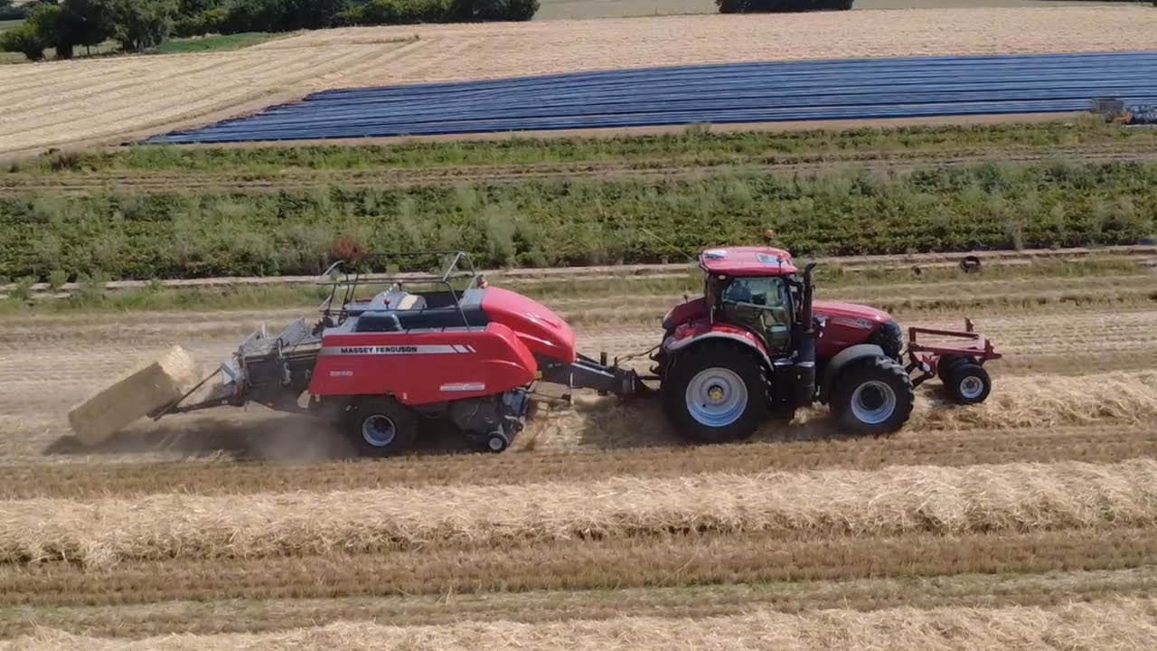 Pressage de paille avec un PUMA 260 et une MF2070