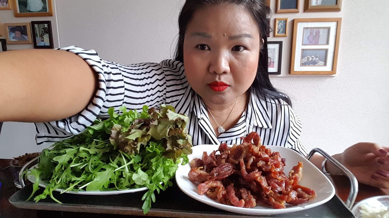 กินข้าวเหนียวหมูทอดผักสดน้ำพริกปลาร้า Eating Sticky Rice With Fried Pork & Spicy Sauce Vegetables