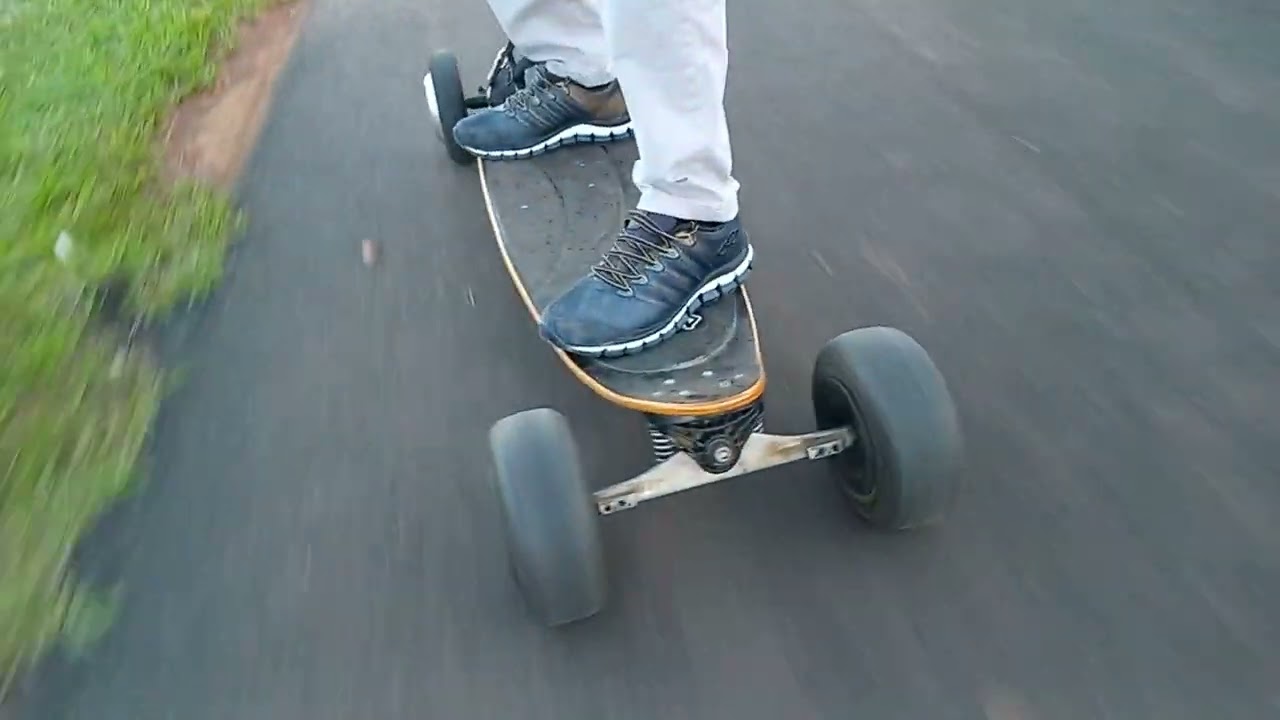 skate elétrico voando  baixo . rolezinho muito  top.