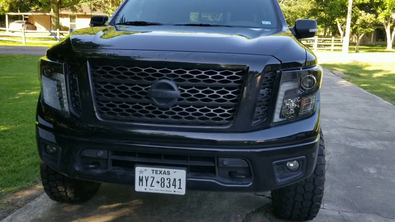 2019 лифтованный Nissan Titan прогуливается вокруг