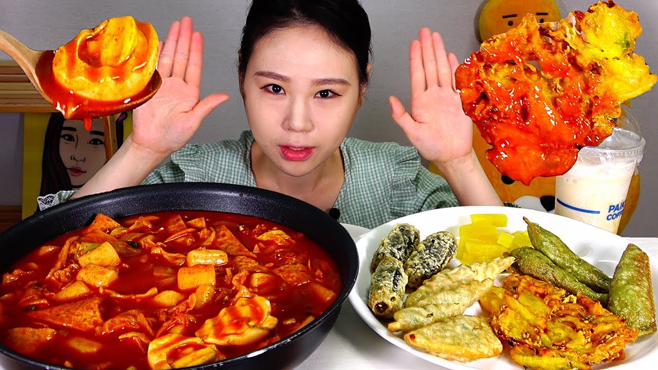Супы Tteokbokki и ассорти из жареных закусок Mukbang едят звук