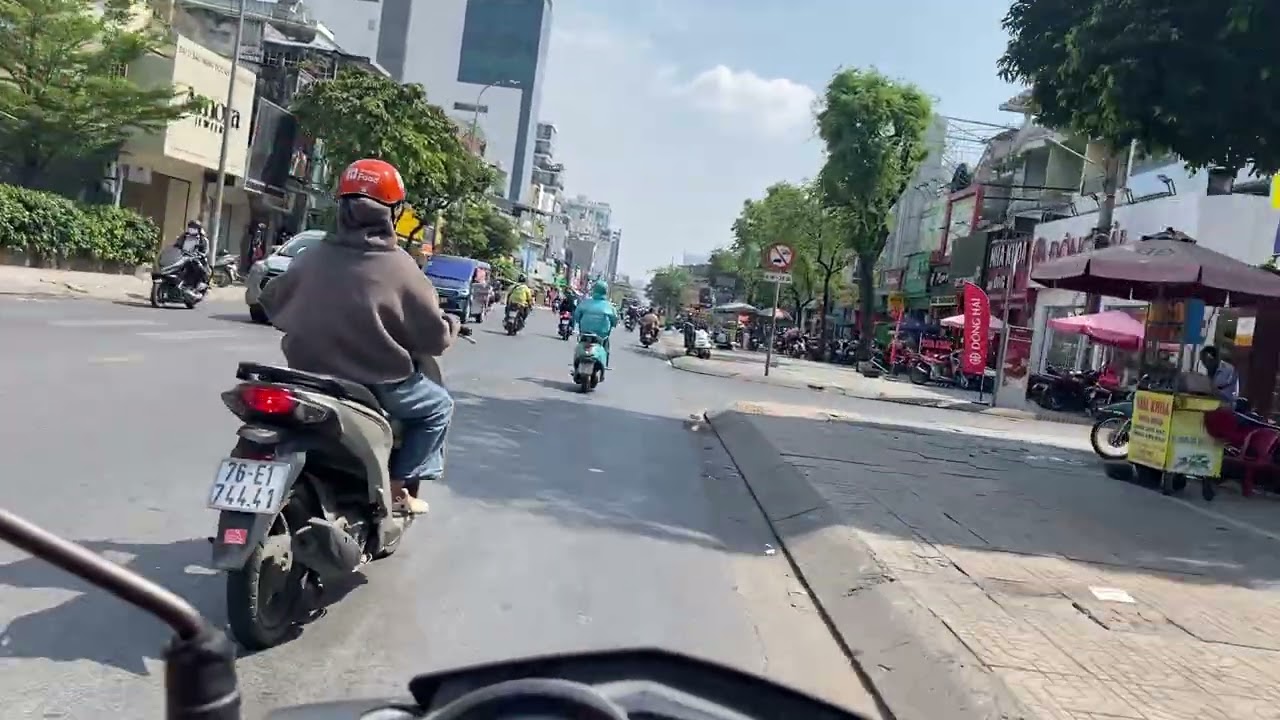 Vietnamese streets always fascinate foreign tourists with their unique scenery and delicious food.