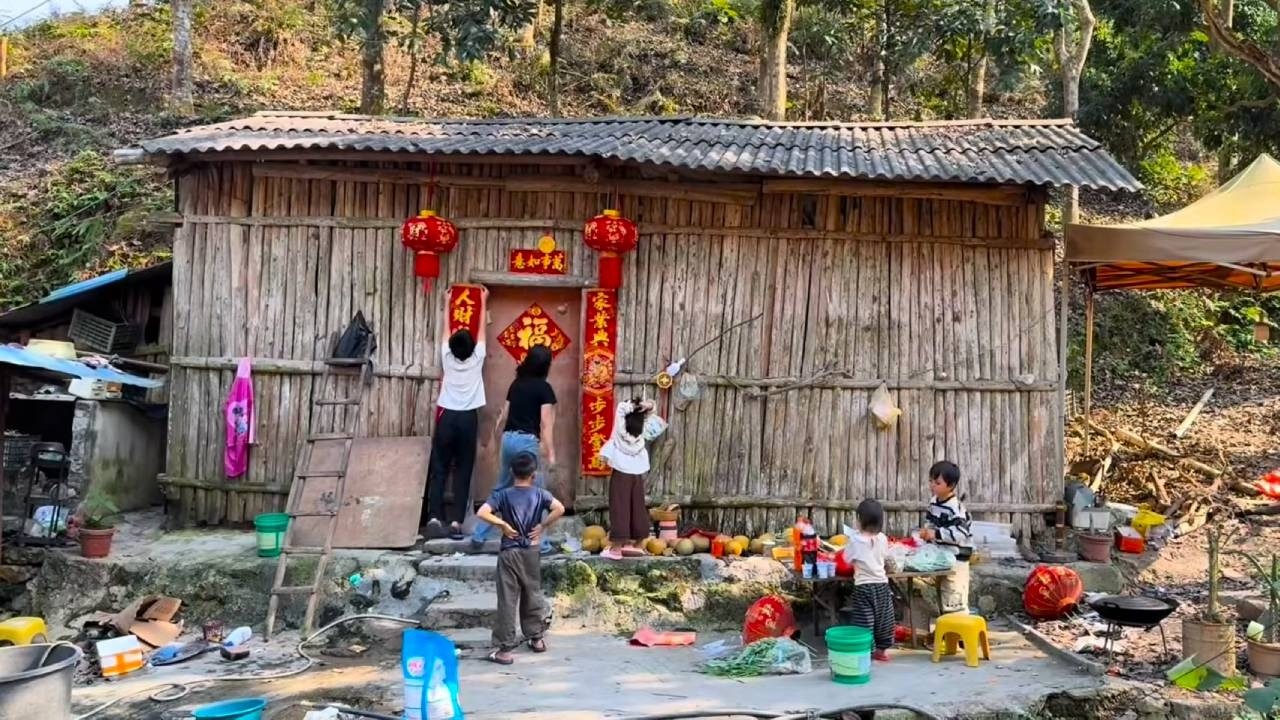 【一家七口隐居深山】爸爸妈妈带着五个孩子上街买年货，帮孩子们买新衣服！顺便带大家看看农村过年的风俗！#农村生活#vlog