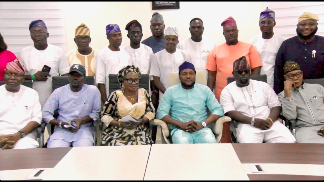 ODI-OLOWO/OJUWOYE LCDA SWEARS IN NEW OFFICIALS