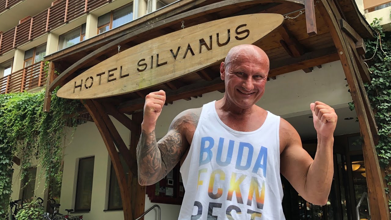 Hotel Silvanus. Nézzétek, hallgassátok.