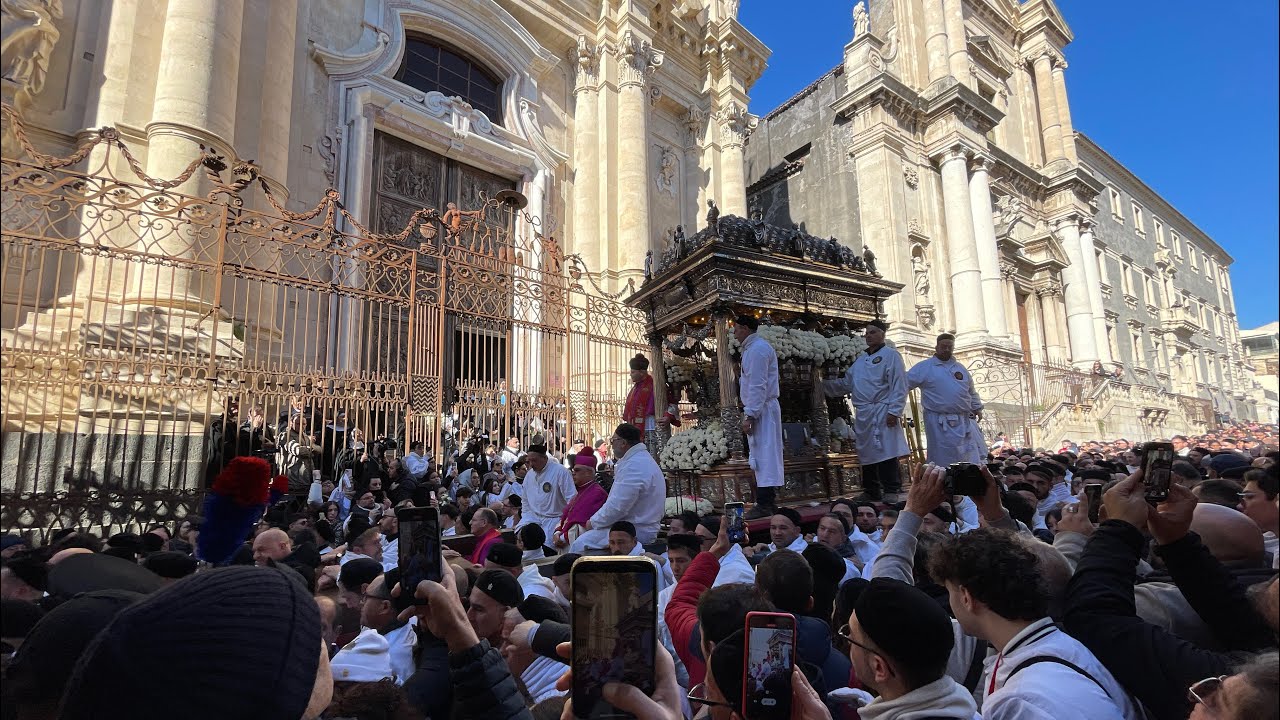 Festa S. Agata Catania. Tradizionale canto delle Benedettine e omaggio floreale.