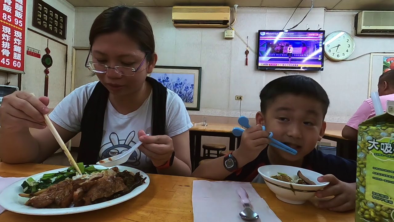 這餐吃180元..台灣傳統口味排骨飯+雞腿飯