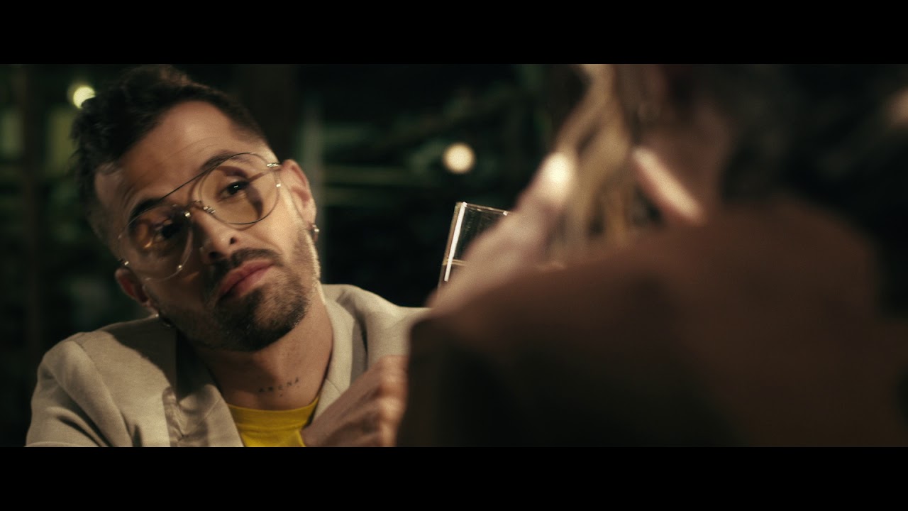 Mike Bahia - Qu&eacute;date Aqu&iacute; (Video Oficial)