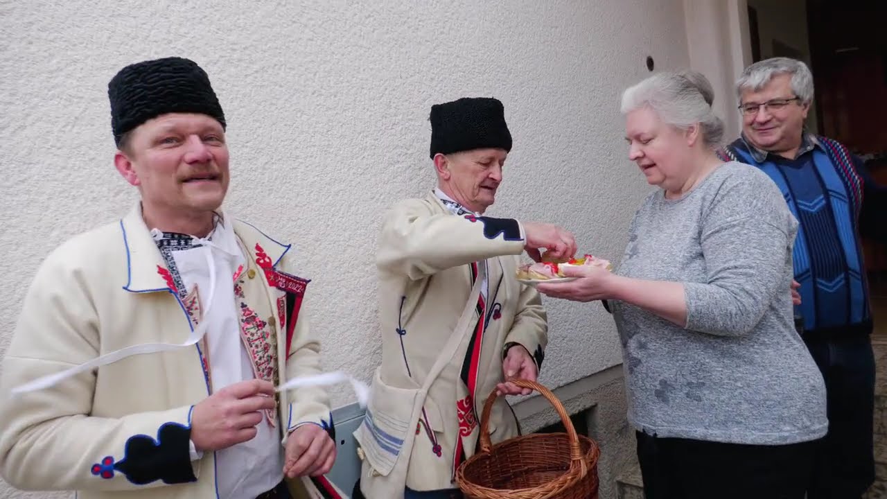 VELKÁ NAD VELIČKOU-Krojovaná OBCHŮZKA PO DĚDINĚ s Horňáckým mužským sborem a jeho muzikou (2.)