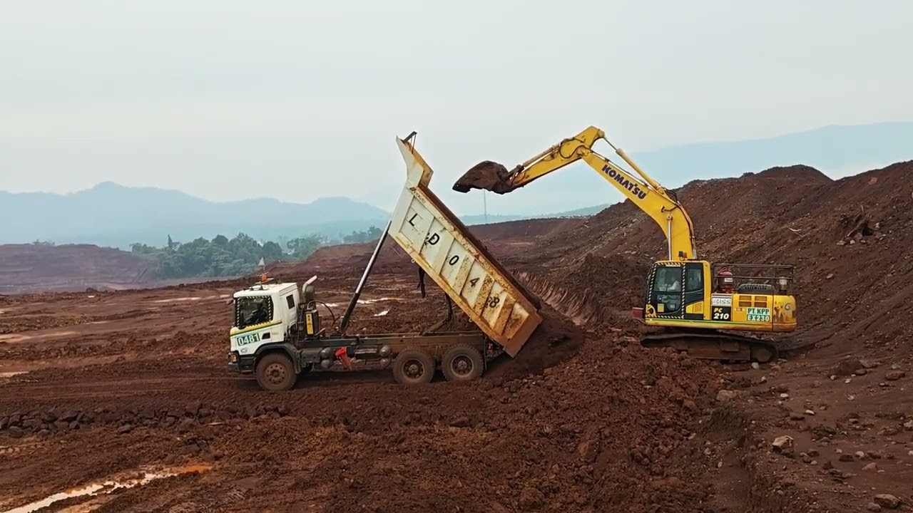 Proses Dumping Material OB Tambang Nikel di bantu trimming PC200