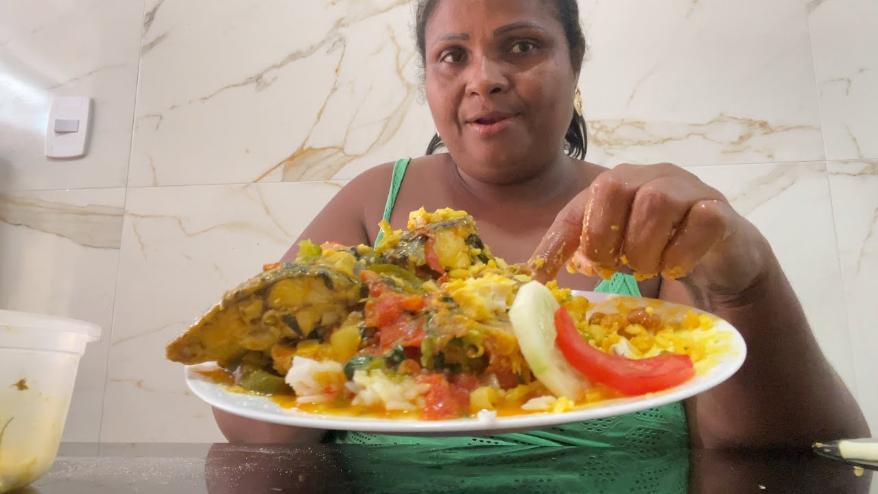 COMENDO DE MÃO UMA DELICIOSA TILÁPIA ARROZ SALADA FEIJÃO FARINHA ohhh Delícia 🤤