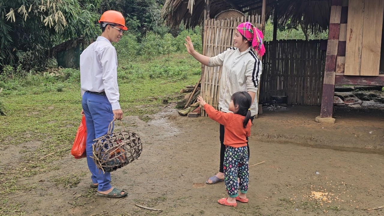 Chi's mother and Chi were very happy when the engineer came to visit and caught him a chicken.