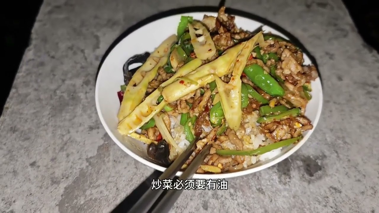 回家路上遇到一只时尚的狗仔⤷挖了一桶竹笋，晚饭是青椒肉丝和洋芋#记录真实生活 #猫#狗