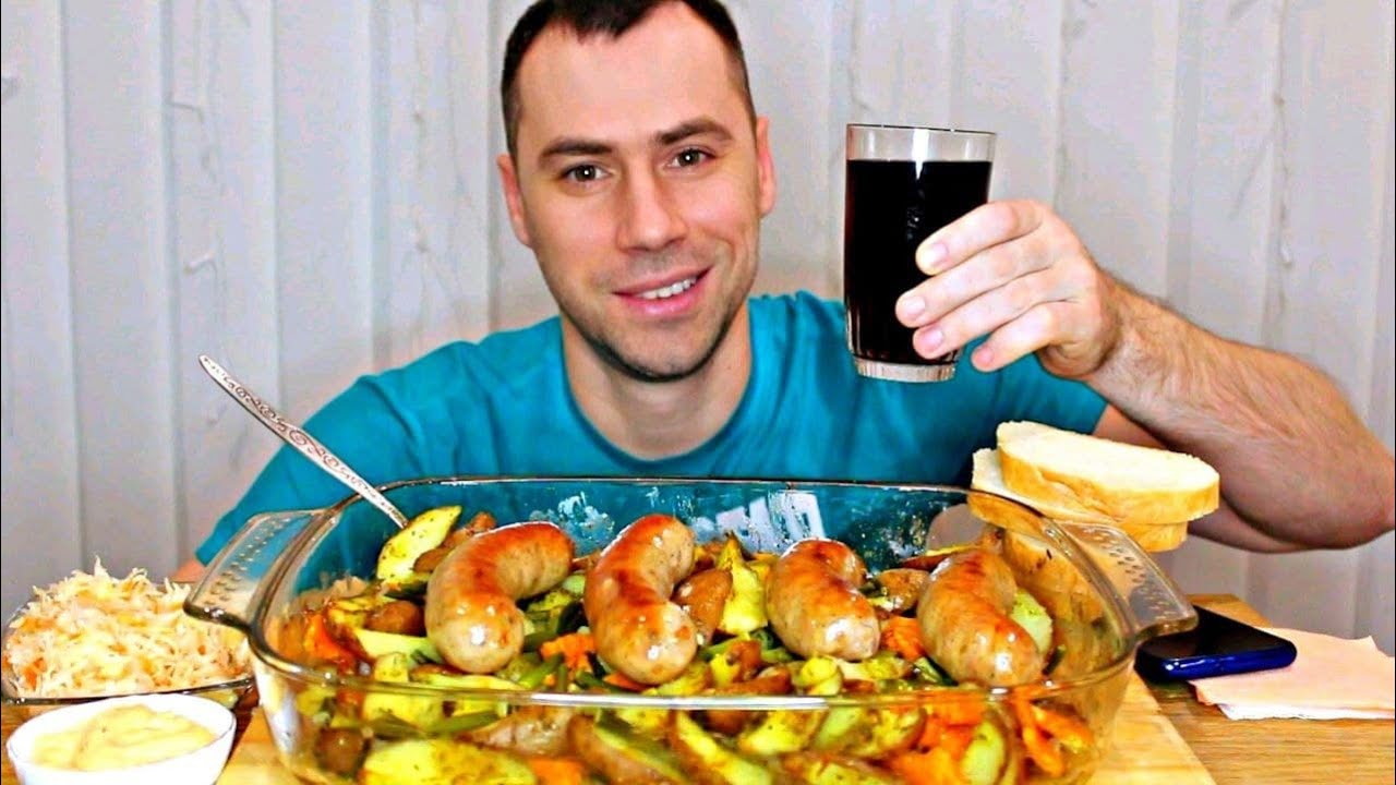 МУКБАНГ Купаты, картошка по-деревенски, капустка / MUKBANG / Мукбанг Сеня / eating show / 먹방