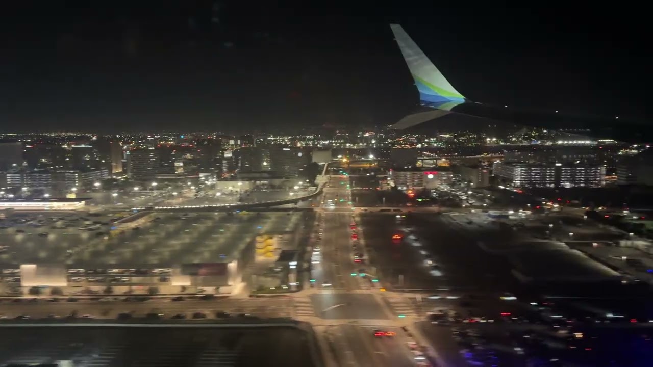 Alaska 737-9 MAX landing LAX with Parallel Landing AND takeoff (Delta)