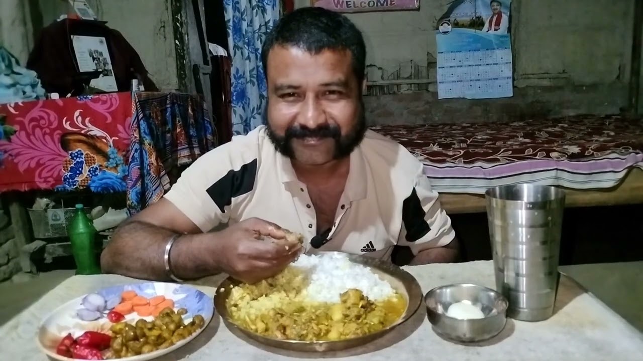 লোকেল মুৰ্গীৰ মাংস তৰকাৰী আৰু গুটি আলু ভাজিৰে ভাতমুঠি/#assam_food_vlog #axomia_lahon