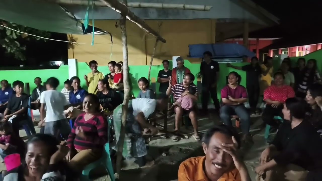 Cakalele (tari perang tradisional dari Maluku dan Maluku Utara yang melambangkan keberanian) 